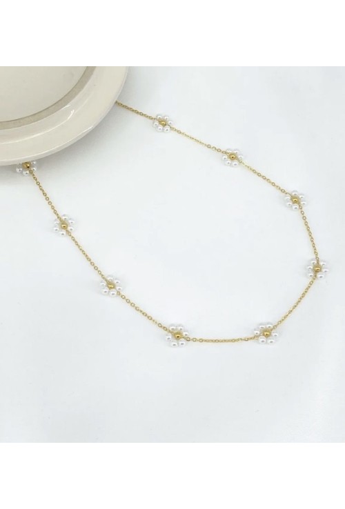 Collier doré avec fleurs en perles