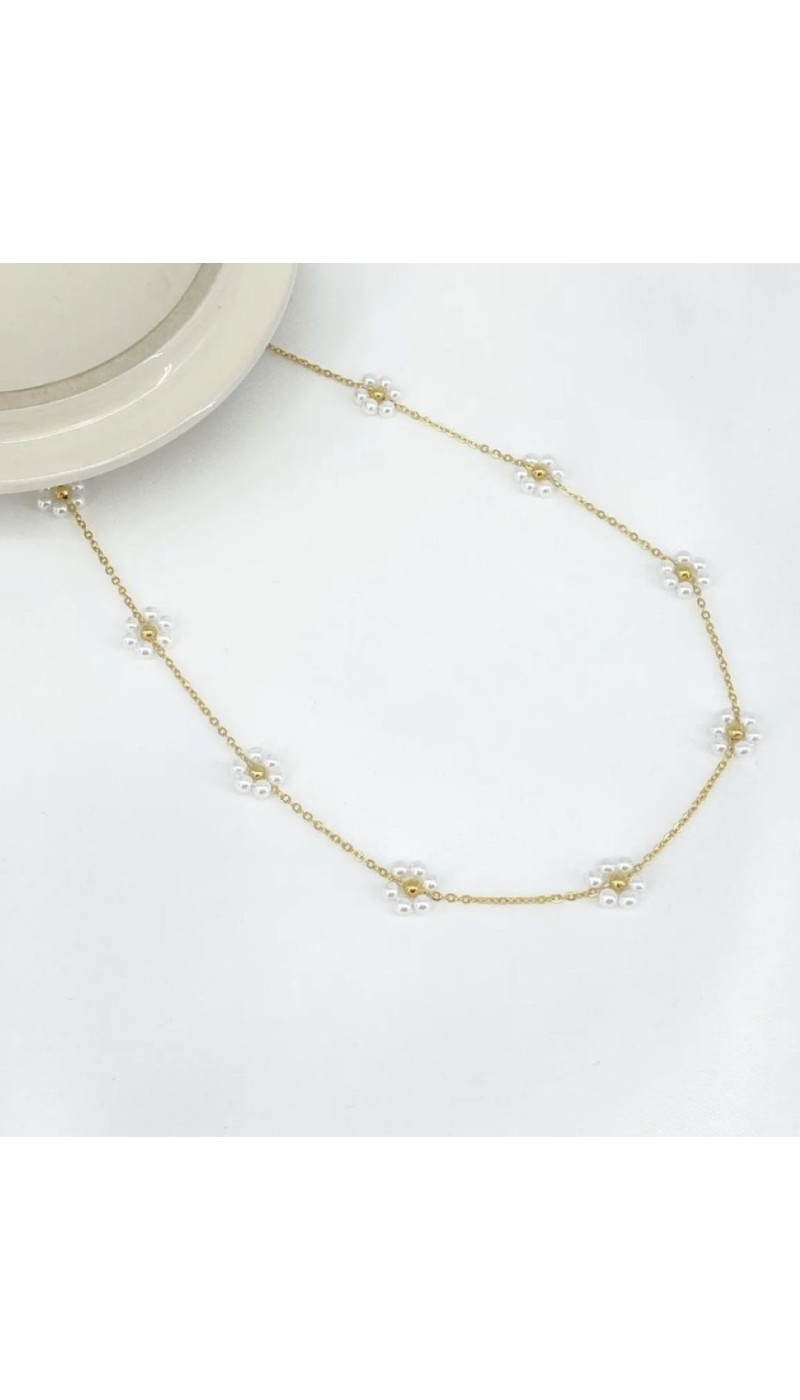 Collier doré avec fleurs en perles