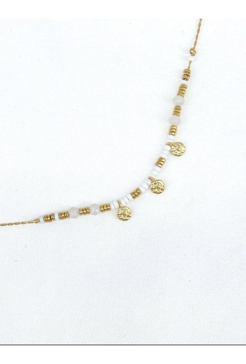 Collier avec perles blanches et médailles