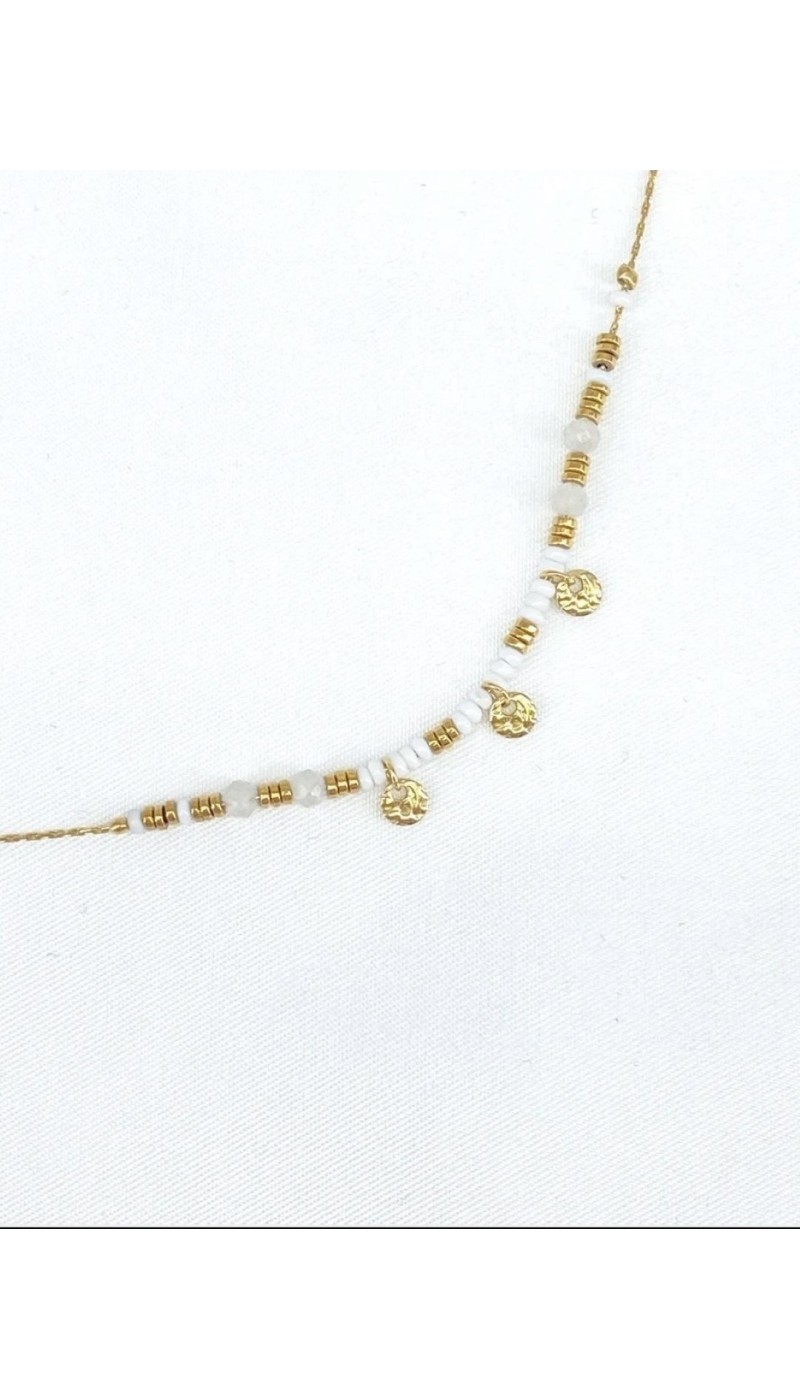 Collier avec perles blanches et médailles