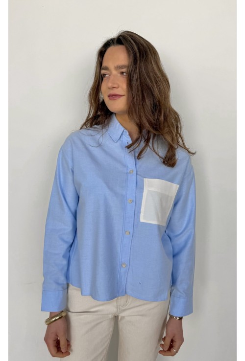 Chemisier MORGANE BLEU CIEL avec grande poche blanche