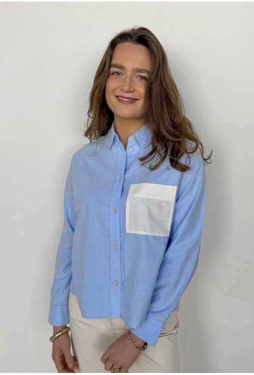 Chemisier MORGANE BLEU CIEL avec grande poche blanche