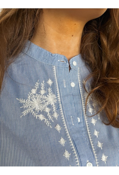 Chemisier ANNA BLEU CIEL  brodé de fleurs blanches