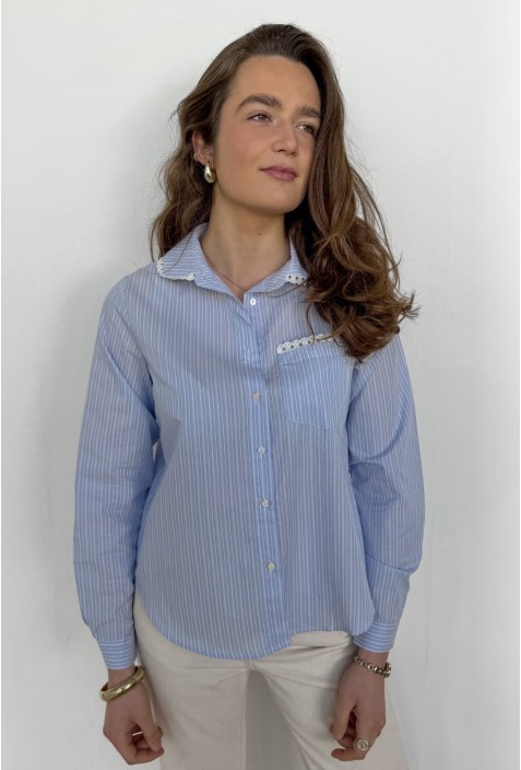 Chemisier ALMA bleu ciel bordé de dentelle blanche