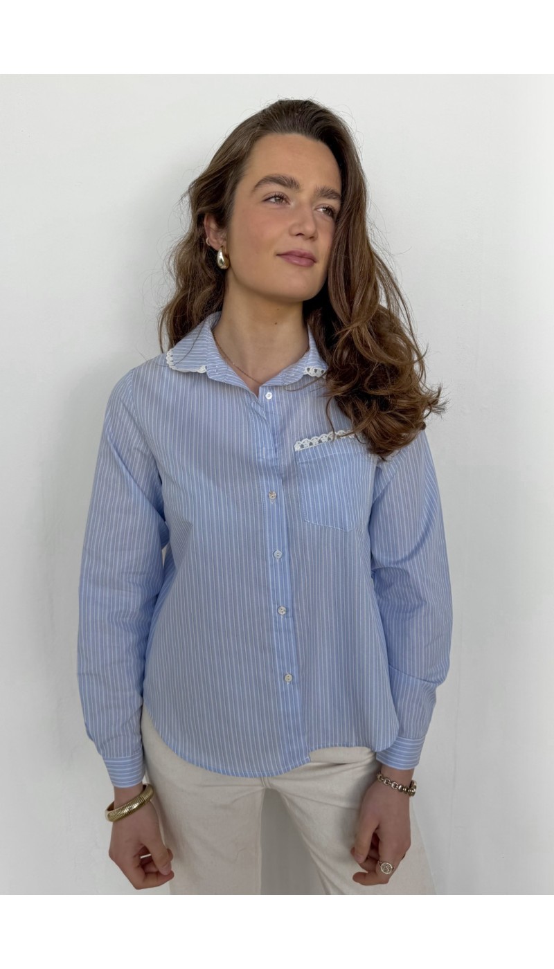 Chemisier ALMA bleu ciel bordé de dentelle blanche