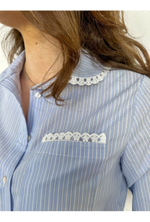 Chemisier ALMA bleu ciel bordé de dentelle blanche
